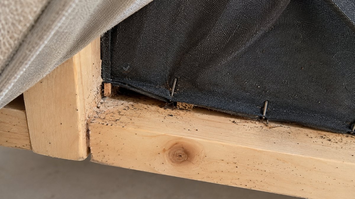 Ispezione del sottoscocca e delle giunzioni in legno di un mobile usato