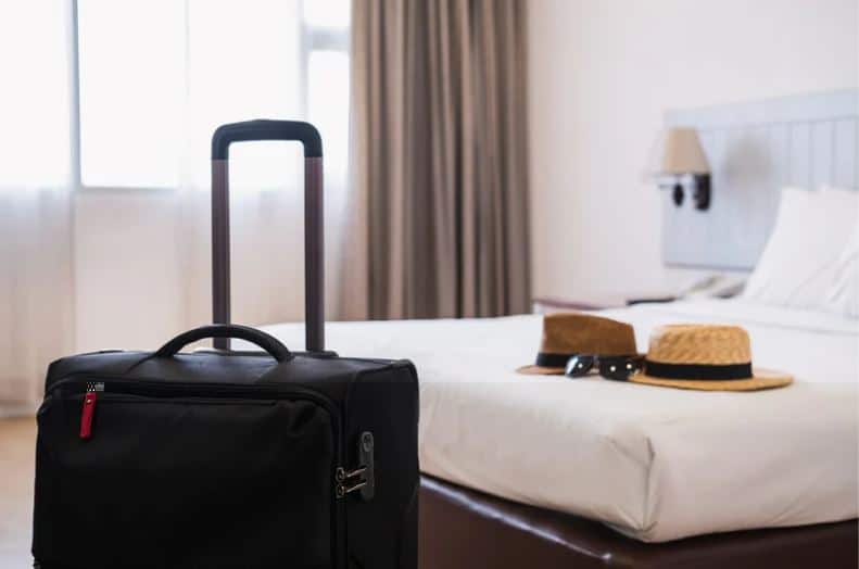 Valigia ispezionata dopo un soggiorno in hotel per non portare a casa le cimici dei letti