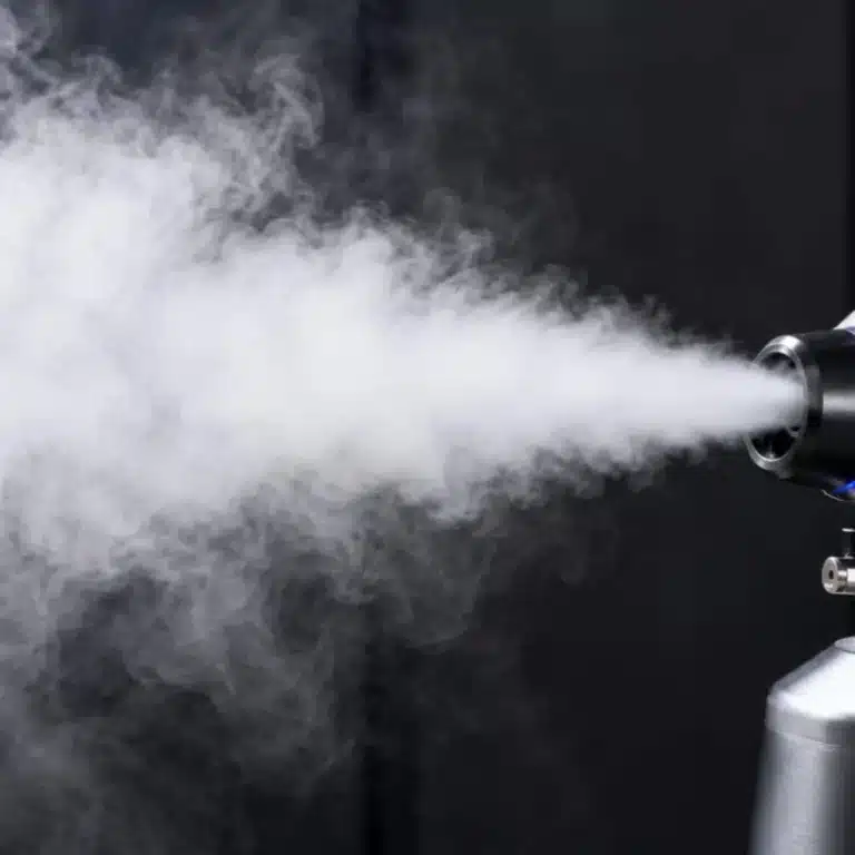 Erogazione di azoto liquido a −196 °C sulle zone infestate durante un intervento BioCimex