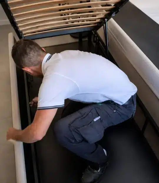 Tecnico ispeziona il contenitore del letto alla ricerca di cimici dei letti